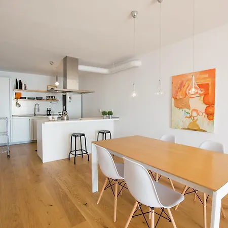 Apartment Breathtaking Ocean Views + Parking/ Dishwasher *