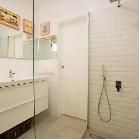 Apartment Breathtaking Ocean Views + Parking/ Dishwasher *
