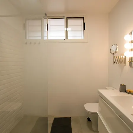 Apartment Breathtaking Ocean Views + Parking/ Dishwasher *