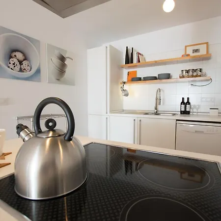 Apartment Breathtaking Ocean Views + Parking/ Dishwasher *